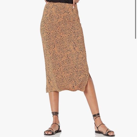 Amazon Essentials Women's Pull-On Knit Midi Skirt - Picture 2 of 4